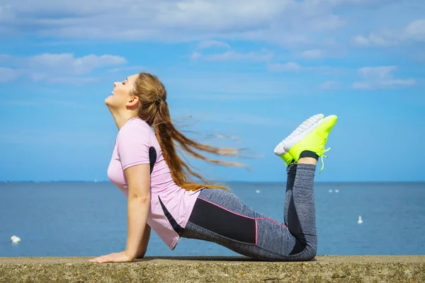 Super Fitte Attraktive Junge Frau Modischem Outfit Die Bei Sonnigem — Stockfoto