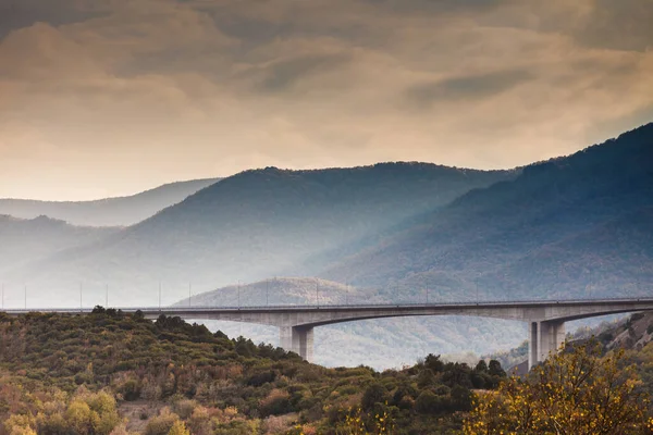 マケドニアの風光明媚な山の中の橋 インフラストラクチャ — ストック写真