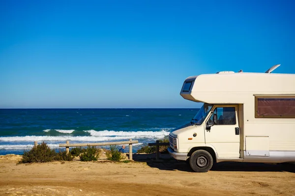 Kamper Pojazd Rekreacyjny Wybrzeżu Morza Śródziemnego Hiszpanii Kemping Plaży Natury — Zdjęcie stockowe