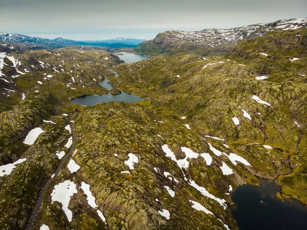 Widok Lotu Ptaka Krajobraz Norwegii Droga Jeziora Górach Kamiennych Skał — Zdjęcie stockowe