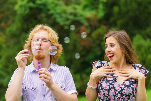 Štěstí Bezstarostný Koncept Mladá Žena Muž Baví Foukání Mýdlové Bubliny — Stock fotografie