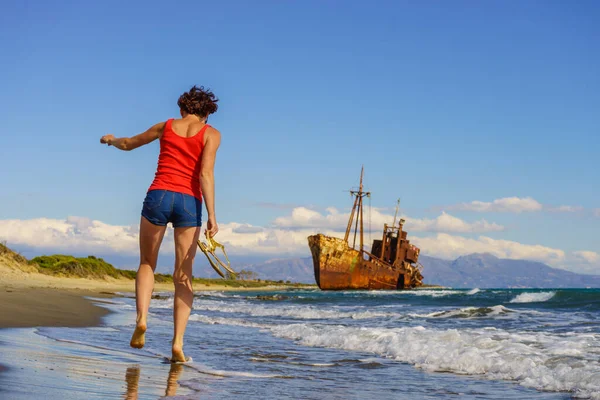 Seyahat Özgürlüğü Plajda Yürüyen Olgun Turist Kadın Yaz Tatilinin Tadını — Stok fotoğraf