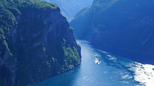 Fjord Geirangerfjordフェリーボートで ノルウェーのOrnesvingen展望台からの眺め 目的地 — ストック写真