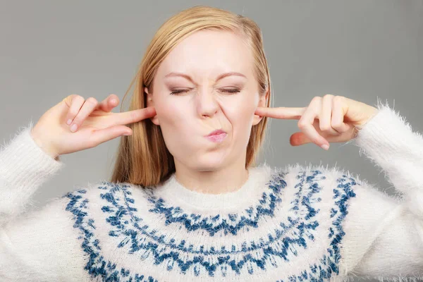 Koncepcja Problemów Słuchem Młoda Blondynka Zakrywa Uszy Palcami Robiąc Śmieszną — Zdjęcie stockowe