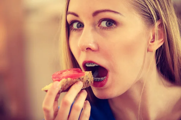 Ung Tonårskvinna Som Äter Hälsosam Frukost Och Delikat Smörgås Köket — Stockfoto