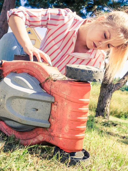 Jardinería Mujer Jardinero Persona Cortar Césped Verde Con Cortacésped Teniendo — Foto de Stock