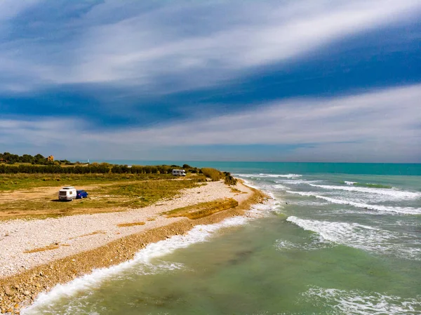 Hava Manzarası Sahil Kıyısında Karavan Karavanı Olan Deniz Manzarası Spanya — Stok fotoğraf
