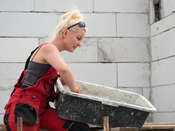 Frau Arbeitskleidung Auf Der Baustelle Mischen Zement Schüssel Vorbereitung Mörtel — Stockfoto