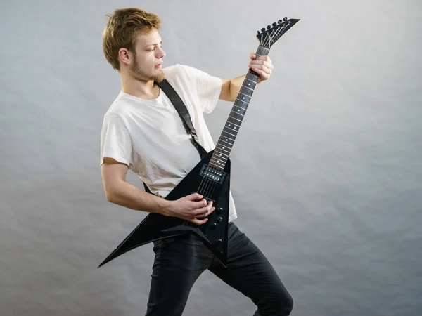 Homem Sendo Apaixonado Por Seu Hobby Música Tocando Guitarra Elétrica — Fotografia de Stock