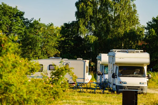 Wakacje Przyczepie Kemping Kempingowy Kemping Kempingowy Łonie Natury Lecie — Zdjęcie stockowe