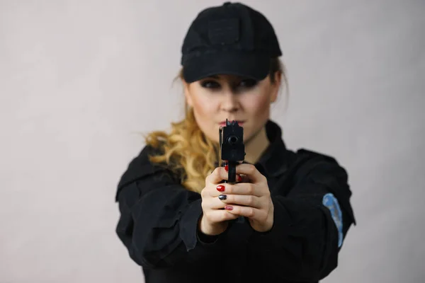 女性は手に自動銃を持っている — ストック写真