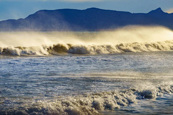 Морской Пейзаж Морские Волны Образуют Белую Пену Солнечный День Берег — стоковое фото