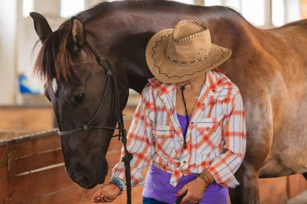 Het Verzorgen Van Dieren Liefde Vriendschap Concept Cowgirl Geruit Shirt — Stockfoto