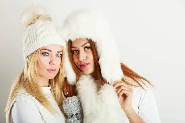 Kleding Mensen Mode Concept Twee Dames Winterkleding Blondine Vrouw Samen — Stockfoto