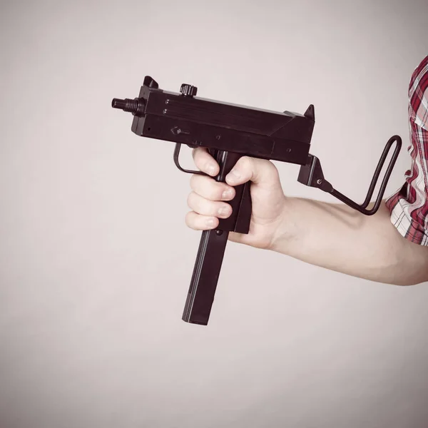 Unrecognizable Man Holding Weapon Black Machine Gun Gray Background Dangerous — Stock Photo, Image