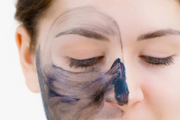 Hautpflege Frau Mit Holzkohle Gesichtsmaske Tiefenreiniger Auf Dem Halben Gesicht — Stockfoto