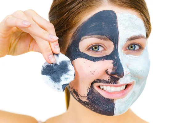 Vrouw Met Klei Carbo Zwart Masker Ene Helft Gezicht Witte — Stockfoto