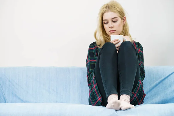 Triste Mujer Contemplando Sentado Sofá Solo Beber Café Taza —  Fotos de Stock