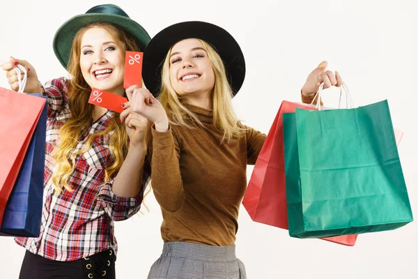 Amici Sesso Femminile Shopping Mostrando Tag Con Vendita Percentuale Segno — Foto Stock