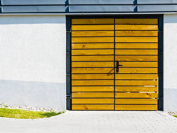 房屋或仓库入口 外面的黄色木门 — 图库照片