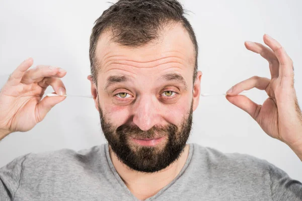 Człowiek Który Czyści Uszy Wacikiem Tip Koncepcja Higieny Usuwanie Wosku — Zdjęcie stockowe