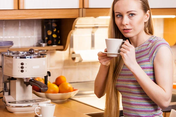 Happy Woman Standing Kitchen Holding Cup Tea Coffee Enjoying Her — Stock Photo, Image