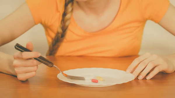 Mulher Tomando Pílula Comendo Remédio Prato Conceito Saúde Condição Médica — Fotografia de Stock