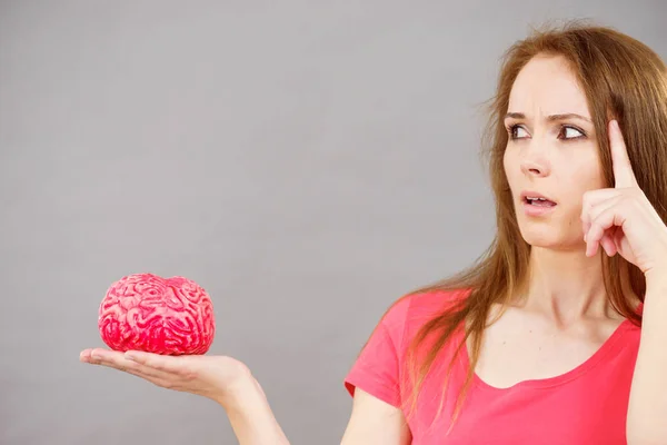 Mladá Žena Studentka Přemýšlí Řešení Problému Držení Falešného Mozku — Stock fotografie