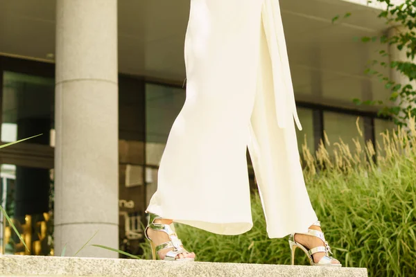 Элегантная Неузнаваемая Женщина Представляющая Модный Городской Наряд Белый Топ Брюки — стоковое фото