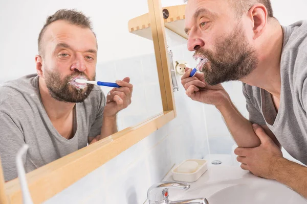 Homme Drôle Prenant Soin Son Hygiène Buccale Brossant Les Dents — Photo