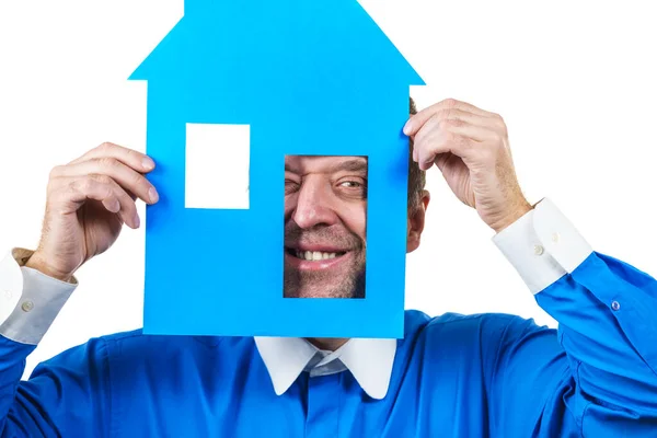 Mann Mit Blauem Hausmodell Immobilienmakler Wohnungseigentümerkonzept Studioaufnahme Auf Weißem Isoliertem — Stockfoto