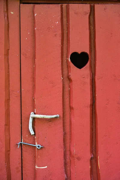 木制公共厕所门 户外有心孔 自然休憩处 Wc卫生间 斯堪的纳维亚半岛外屋的古老传统标识 — 图库照片