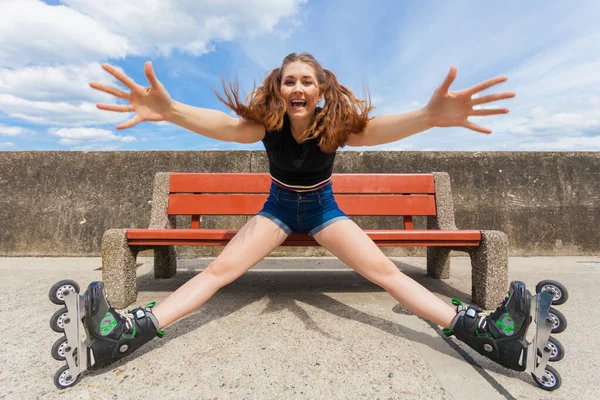 Feliz Alegre Joven Con Patines Relajantes Después Largo Paseo Chica —  Fotos de Stock