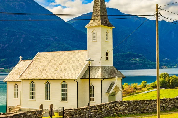 Iglesia Noruega Madera Blanca Aldea Nes Fiordo Lusterfjord Condado Vestland —  Fotos de Stock