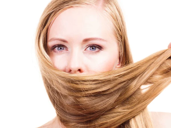Молодая Женщина Закрывает Рот Длинными Светлыми Волосами — стоковое фото