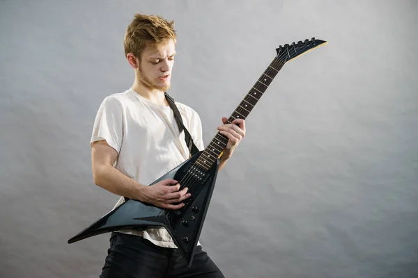 Man Spelar Elgitarr Spelningen Musikinstrument Tonårspojke Med Musikhobby — Stockfoto