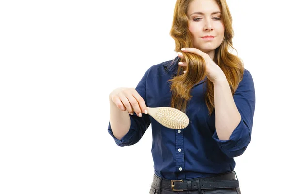 Νεαρή Γυναίκα Χτενίζει Μακριά Υγιή Καστανά Μαλλιά Χρησιμοποιώντας Βούρτσα Φροντίδα — Φωτογραφία Αρχείου