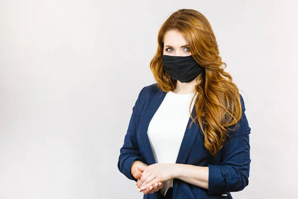 Biznes Kobieta Pomocą Czarnej Maski Ochronnej Twarzy Przed Koronawirusem Zapobieganie — Zdjęcie stockowe