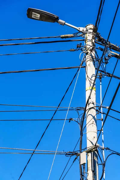 Elektrik Iletim Pilonu Elektrik Hatları Mavi Gökyüzüne Karşı Yüksek Voltaj — Stok fotoğraf