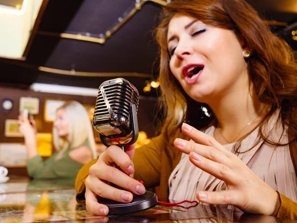 Karaoke Kulübünde Şarkı Söyleyen Bir Kadın Mikrofonlu Bayan Müzisyen Parti — Stok fotoğraf