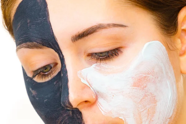 Frau Mit Karbonschwarzer Maske Auf Dem Halben Gesicht Die Weißen — Stockfoto