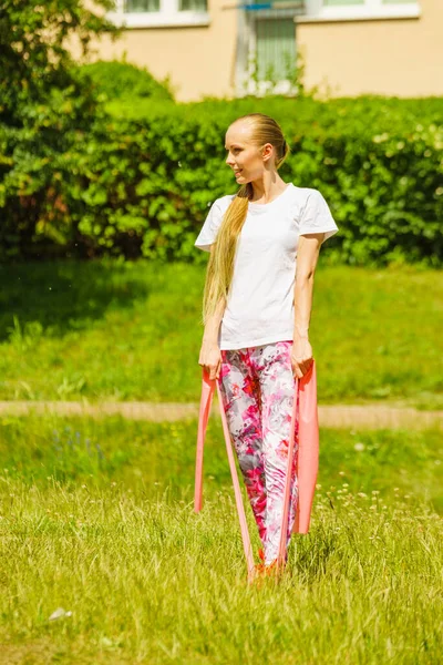 Donna Che Esercizio All Aperto Nel Parco Utilizzando Accessorio Palestra — Foto Stock