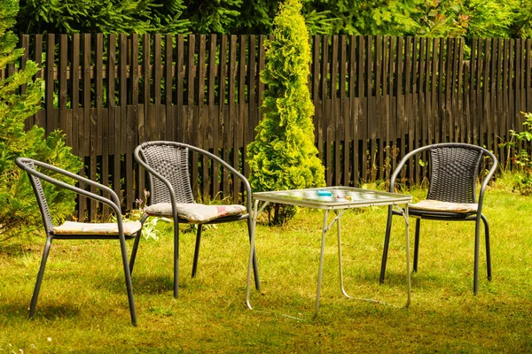 Stůl Židle Odpočinku Zahradě Zeleném Trávníku — Stock fotografie