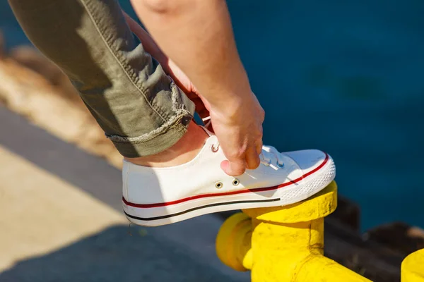 Frau Passt Sich Schnürt Schnürsenkel Weißen Turnschuhen Lässige Schuhe Auf — Stockfoto