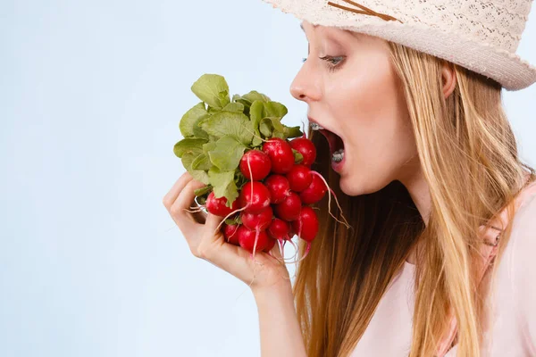 Mujer Joven Divertida Punto Morder Rábano Rojo Delicioso Concepto Verduras — Foto de Stock