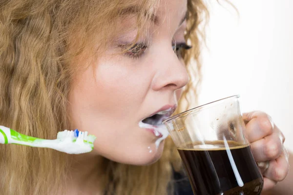 Zabawna Kobieta Czarną Kawą Szczoteczką Zębów Pośpiesz Się Zanim Pójdziesz — Zdjęcie stockowe
