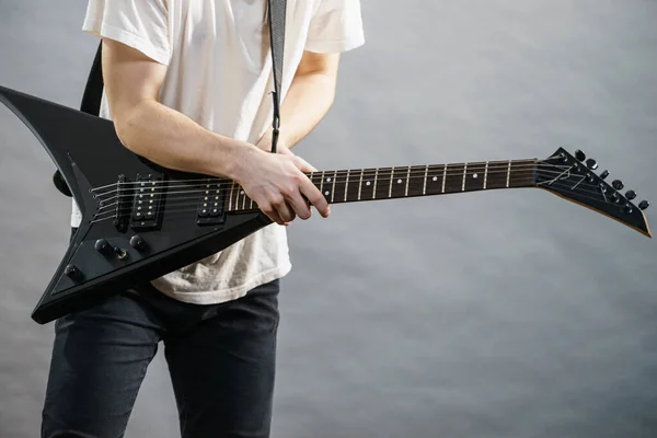 Człowiek Dostosowując Struny Przed Graniem Gitarze Elektrycznej Heavy Rock — Zdjęcie stockowe