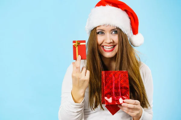 Рождественские Подарки Happy Woman Wearing Santa Claus Hat Holding Present — стоковое фото