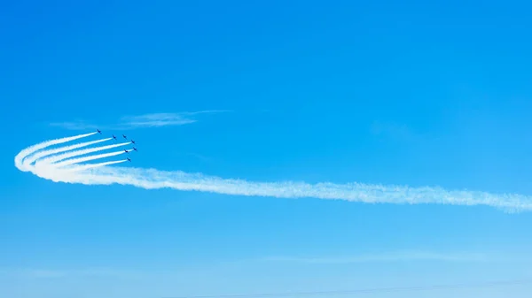 Vliegtuigen Vliegshow Aerobatic Team Voert Vlucht Uit Vliegshow Tekent Lijnen — Stockfoto