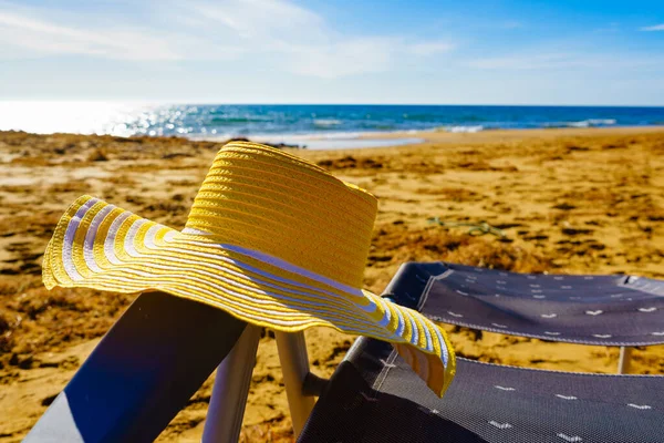 Estate Vacanze Riva Mare Sedia Cappello Giallo Paglierino Sulla Spiaggia — Foto Stock